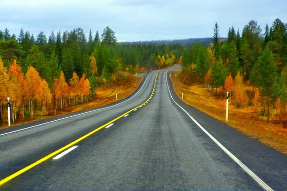 syksyinen tiemaisema